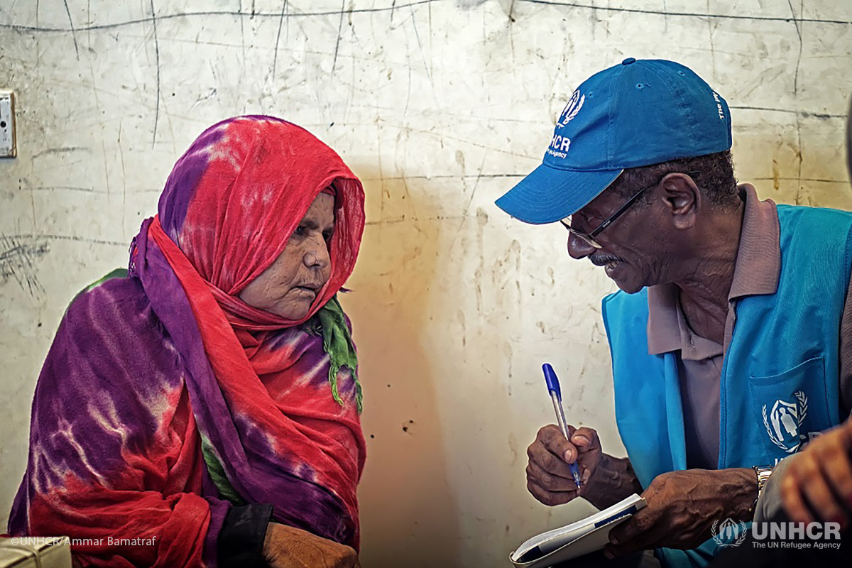 A Yemeni woman who fled fighting in Hudaydah speaks with a UNHCR worker at an informal shelter in Aden.
