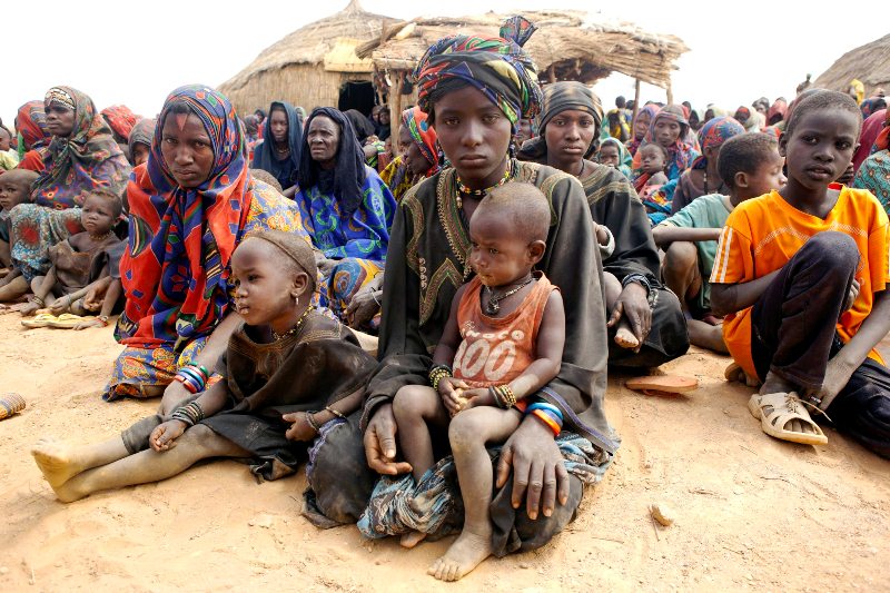 mali-refugee-women-children-awaiting-aid