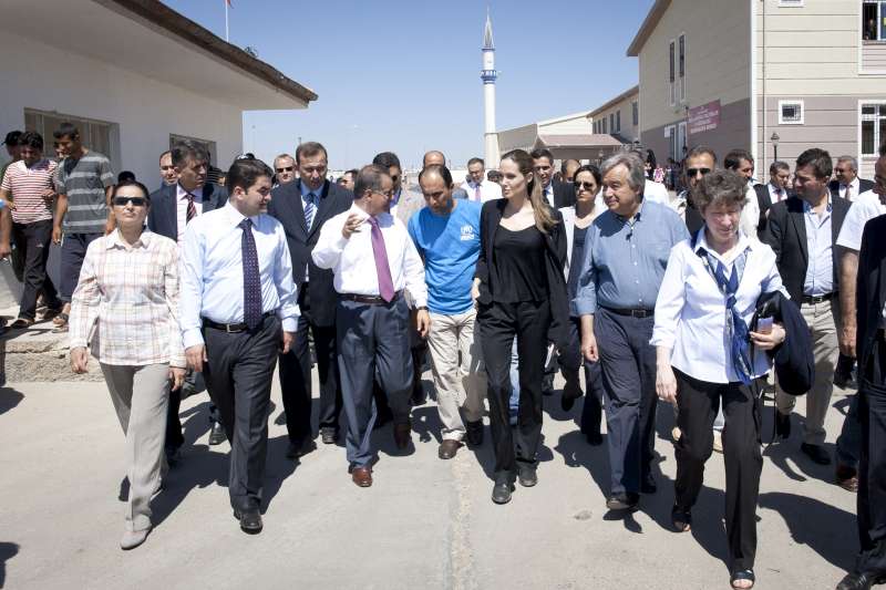 Angelina Jolie meets Syrian refugees in Turkey