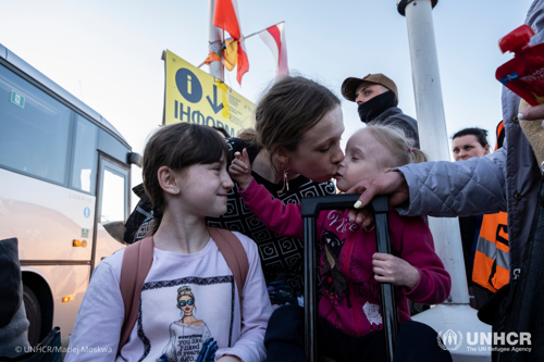 Roksana kisses her sister at the Medyka border crossing.