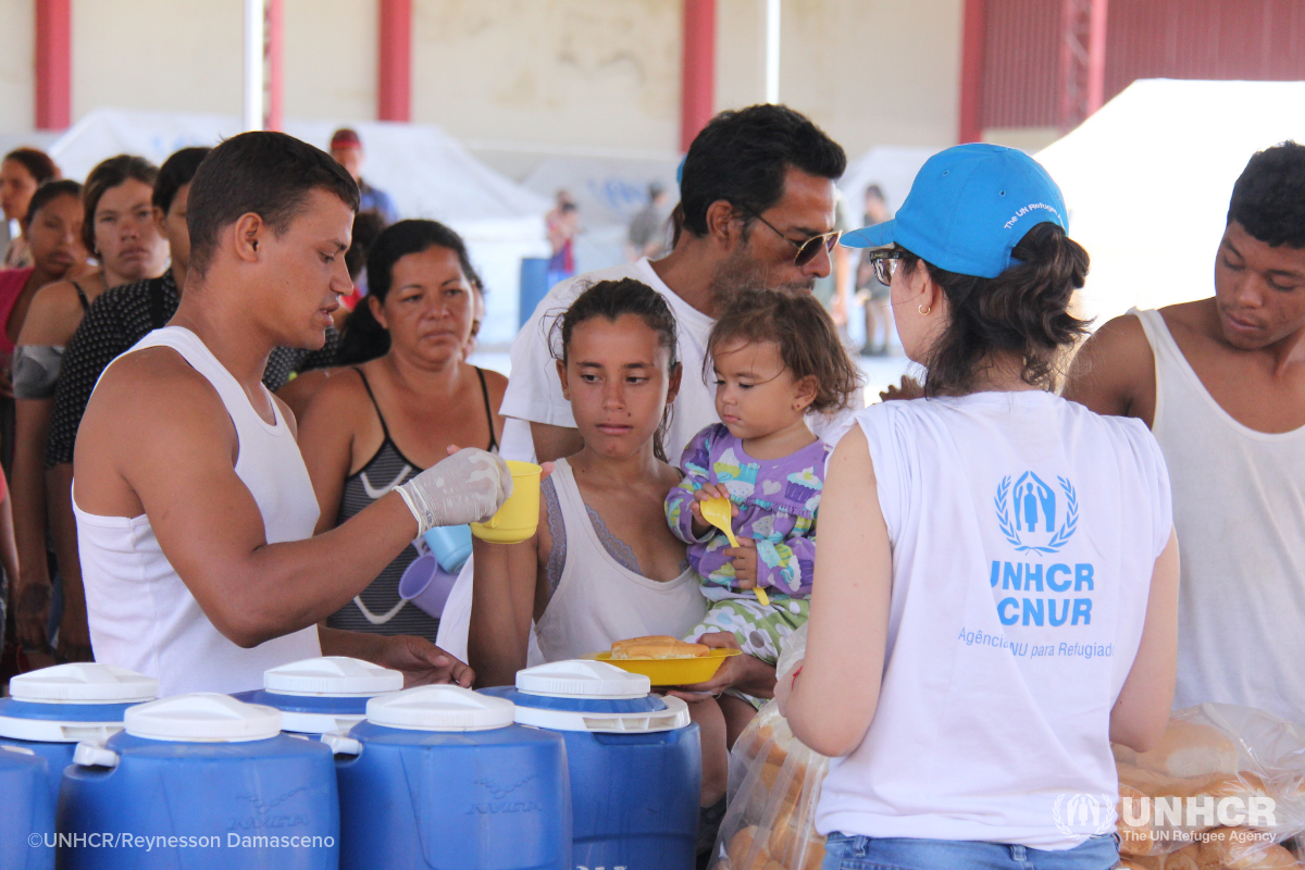 UNHCR staff serving food to Venezuelans