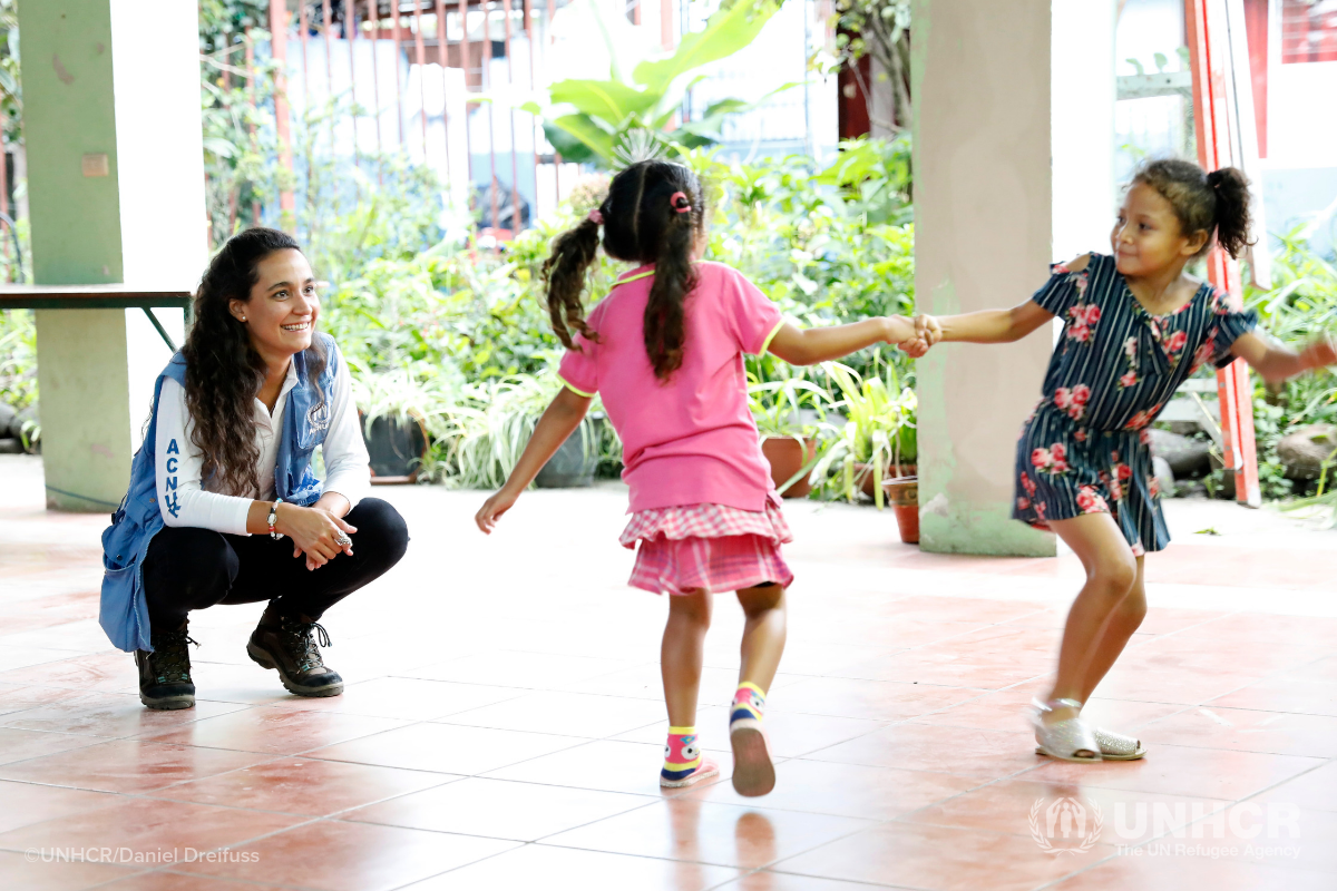 UNHCR staff member with Nicaraguan girls in Costa Rica