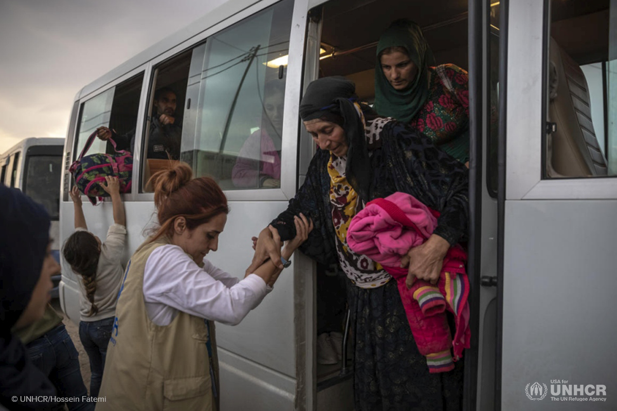 unhcr worker helps syrian refugee enter camp in iraq