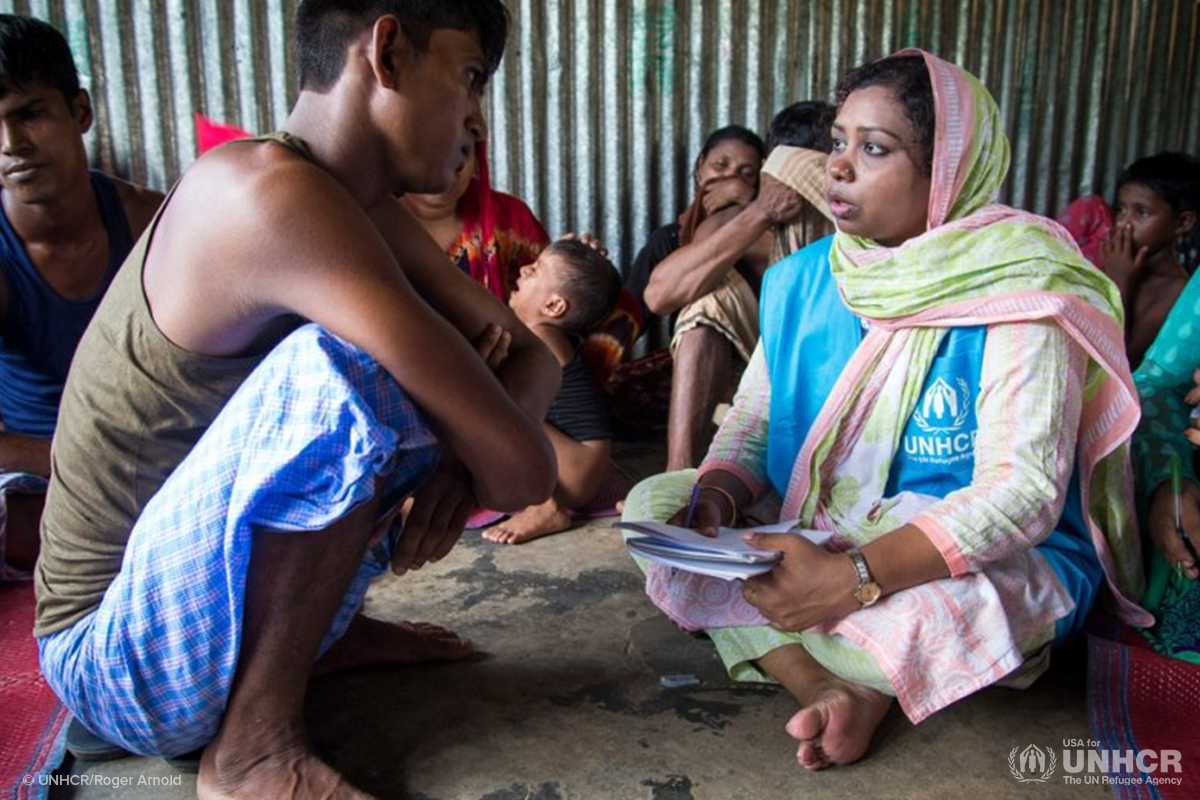 mahmuda working with a rohingya refugee