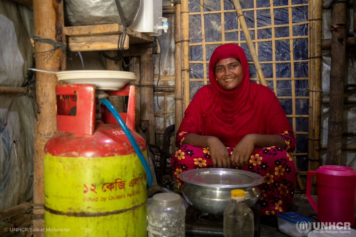 Hamida, a Rohingya refugee, with LPG gas