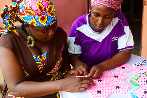 A CAR refugee trains displaced women in craft-making 