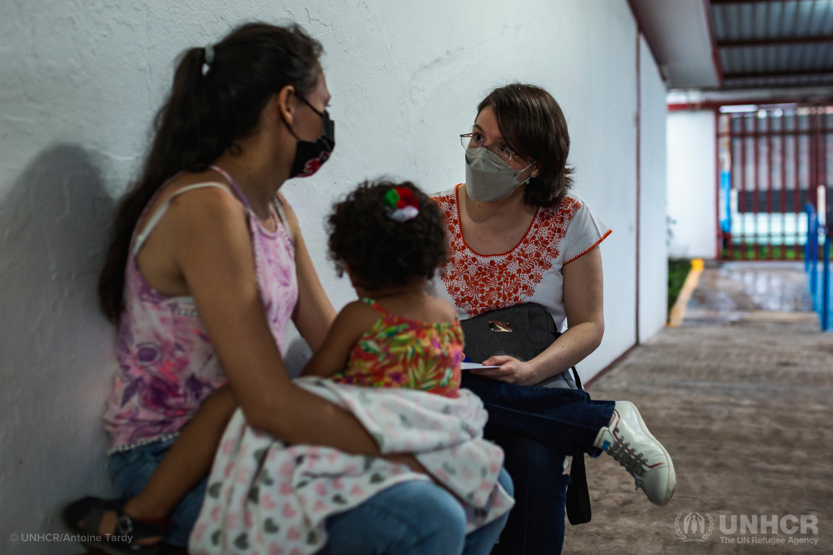 UNHCR ACNUR staff helping mother and daughter in Mexico