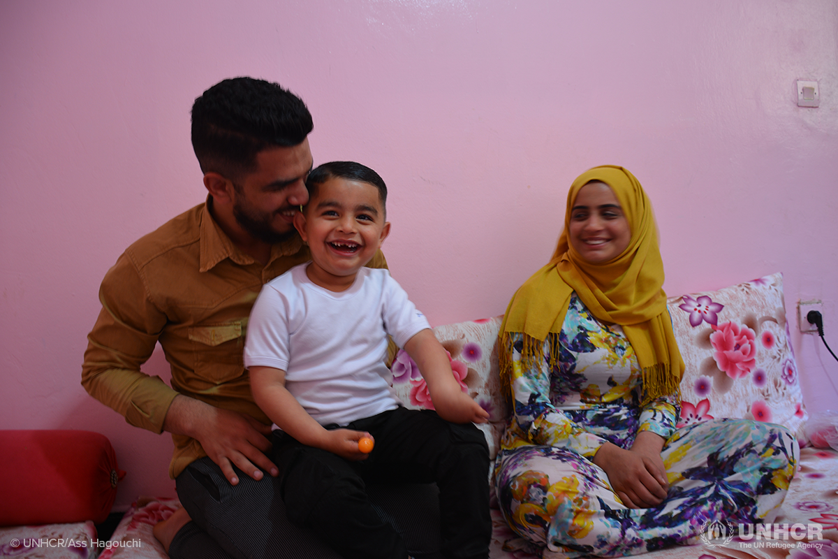 Nidal rigole avec son fils et sa femme