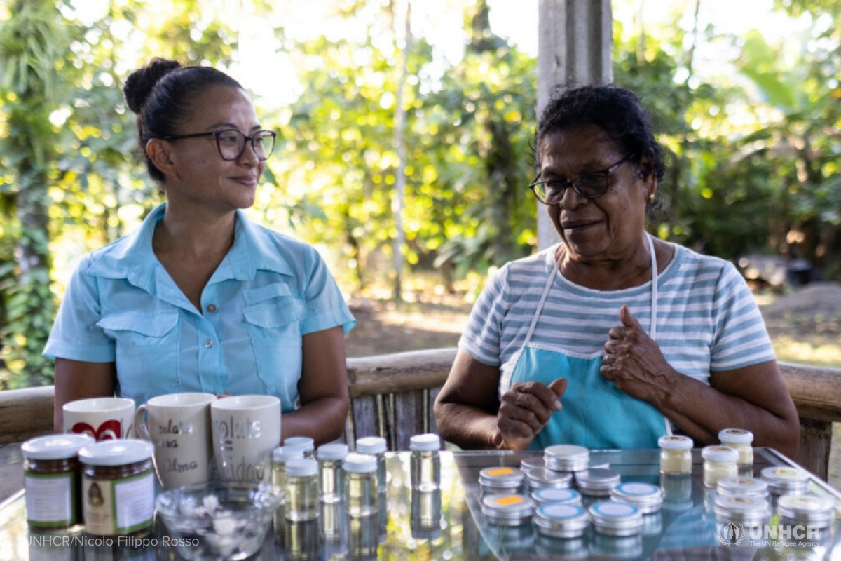 Dara Argüello (left), a 35-year-old Costa Rican, and Vicenta oversee a display of products made by their all-female collective Cacaotica. © UNHCR/Nicolo Filippo Rosso