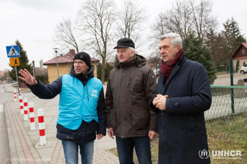 Mayor of Medyka, Marek Iwasieczko (center), visits the town’s reception center for refugees from Ukraine with UN High Commissioner for Refugees, Filippo Grandi (right).