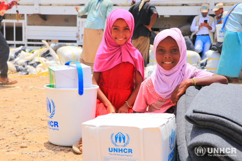 Displaced families in Hudaydah receive essential household items. 