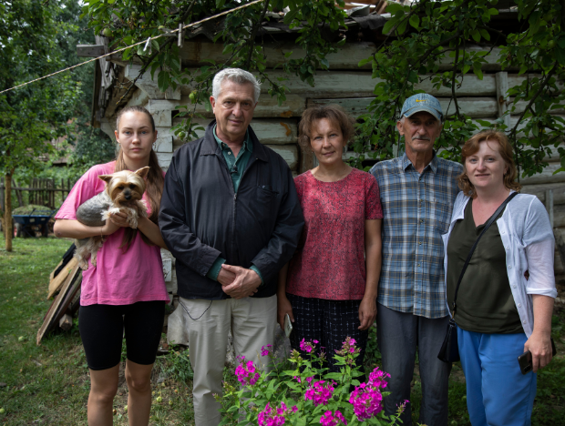 Filippo Grandi, Oksana, Yurii and Svitlana in front of their destroyed home in Nalyvaikivka, in Kyiv Oblast.